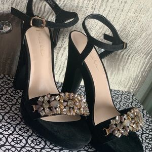 Black chunky heel pumps ✨